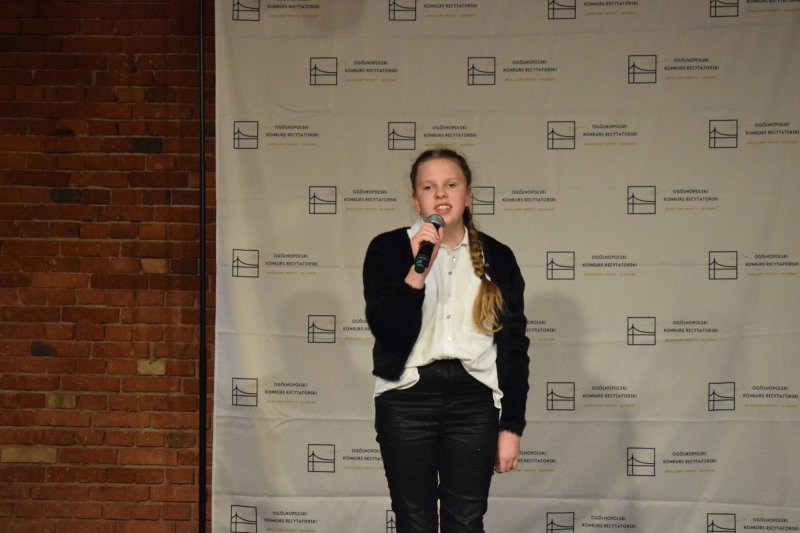 Gala - II Ogólnopolski Konkurs Recytatorski „Budujemy mosty – SŁOWEM” : na scenie Bianka Berezowska (fot. PJ)  
