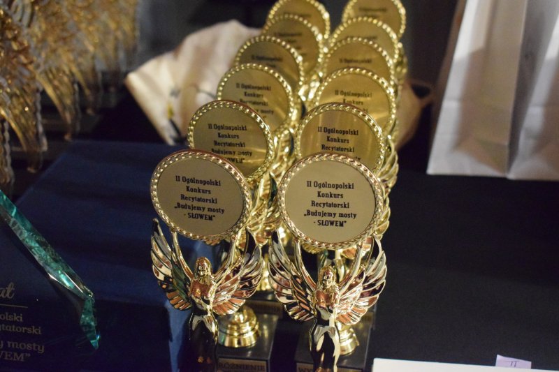 Gala - II Ogólnopolski Konkurs Recytatorski „Budujemy mosty – SŁOWEM” - statuetki (fot. PJ)  