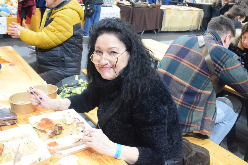 Festiwal Kuchni i Kultury Azjatyckiej - zadowolona klientka (fot. PJ)  