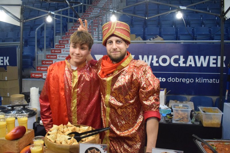 Festiwal Kuchni i Kultury Azjatyckiej - "Hindusi" zapozowali (fot. PJ)  