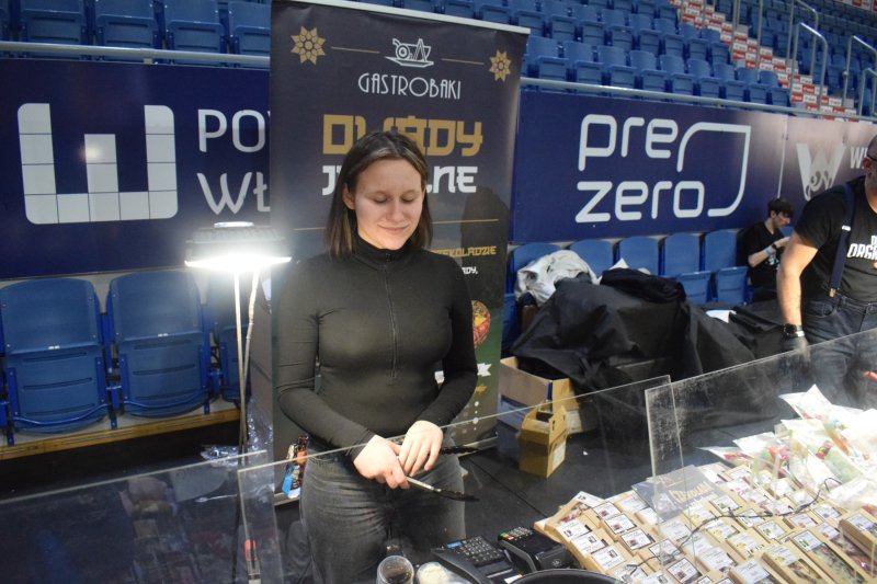 Festiwal Kuchni i Kultury Azjatyckiej - dziewczyna zachęcająca do próbowania smażonych owadów (fot. PJ)  