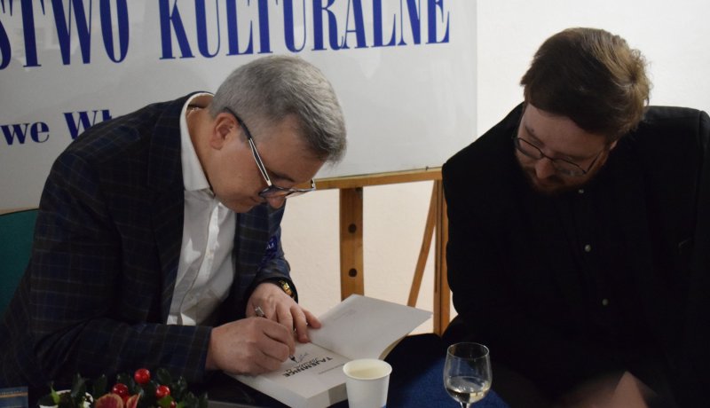 Spotkanie autorskie z Krzysztofem Niedziałkowskim - podpisywanie książki (fot. PJ)  