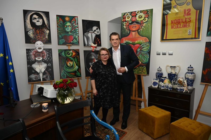 Wernisaż Anety B. Szamel (fot. Oliwia  Nowak) - obok malarki poseł Krystian Łuczak   