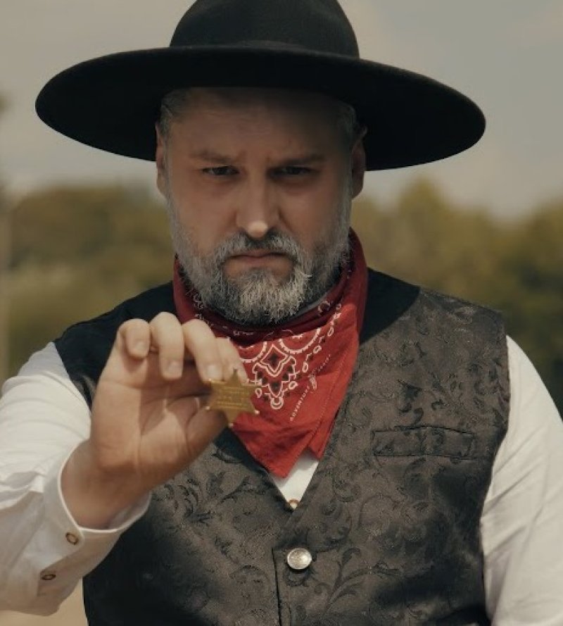 Kamil Bieńczak (kadr z teledysku do utworu "The Train Called Redemption")  