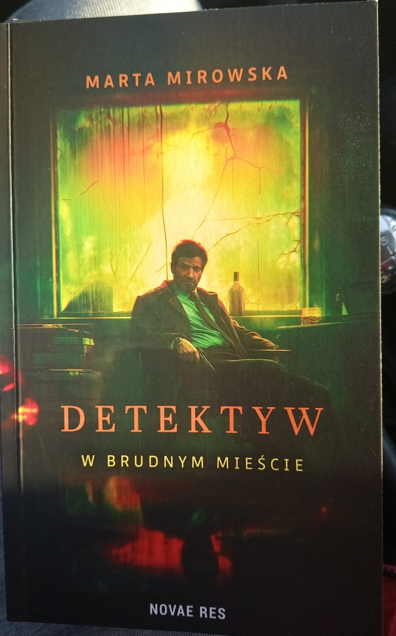 Okładka powieści "Detektyw w Brudnym Mieście" (fot. PJ)  