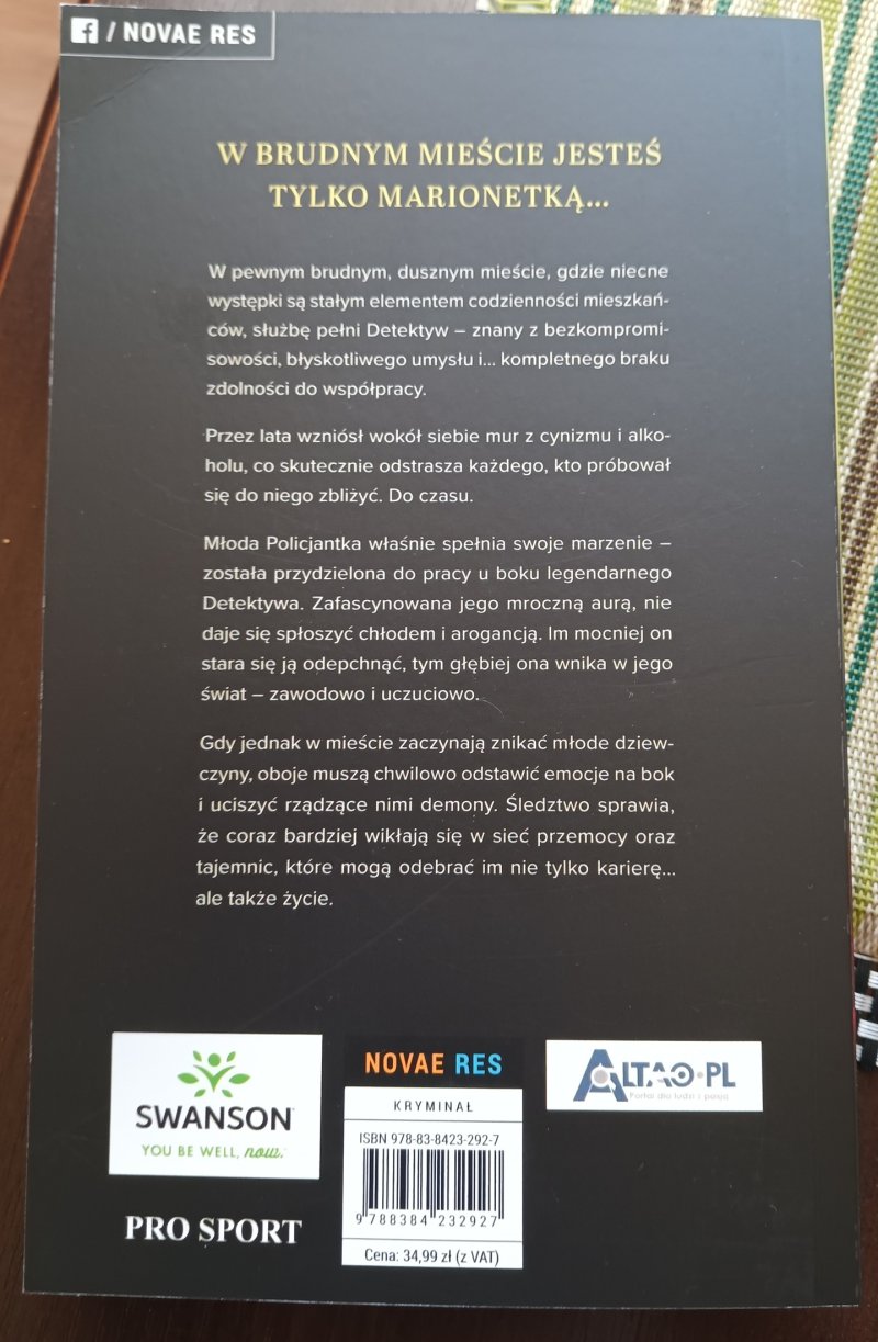 Okładka powieści "Detektyw w Brudnym Mieście" (fot. PJ)  