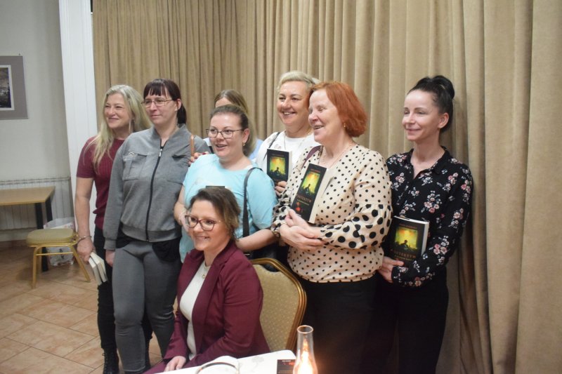 Spotkanie autorskie z Martą Mirowską - zadowolone czytelniczki (fot. PJ)  