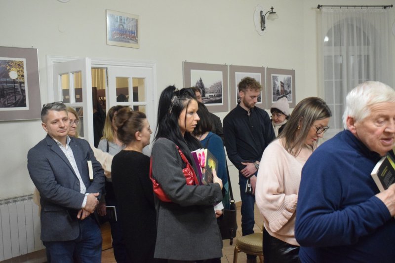 Spotkanie autorskie z Martą Mirowską - kolejka po dedykację (fot. PJ)  