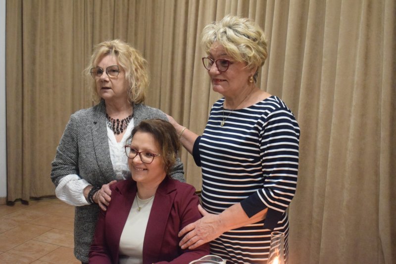 Spotkanie autorskie z Martą Mirowską - następne panie ustawiają się do wspólnej, pamiątkowej fotografii (fot. PJ)  