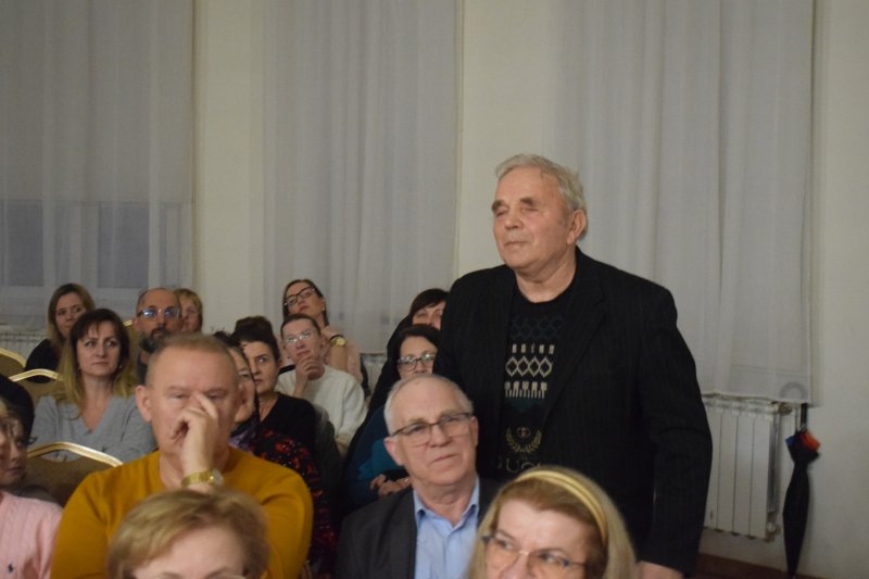 Spotkanie autorskie z Martą Mirowską - Antoni Łukaszewicz chce zadać ważne pytanie (fot. PJ)  