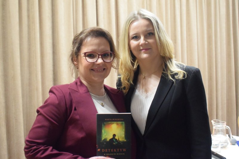 Spotkanie autorskie z Martą Mirowską, po prawo prowadząca Magda Lewandowska (fot. PJ)  