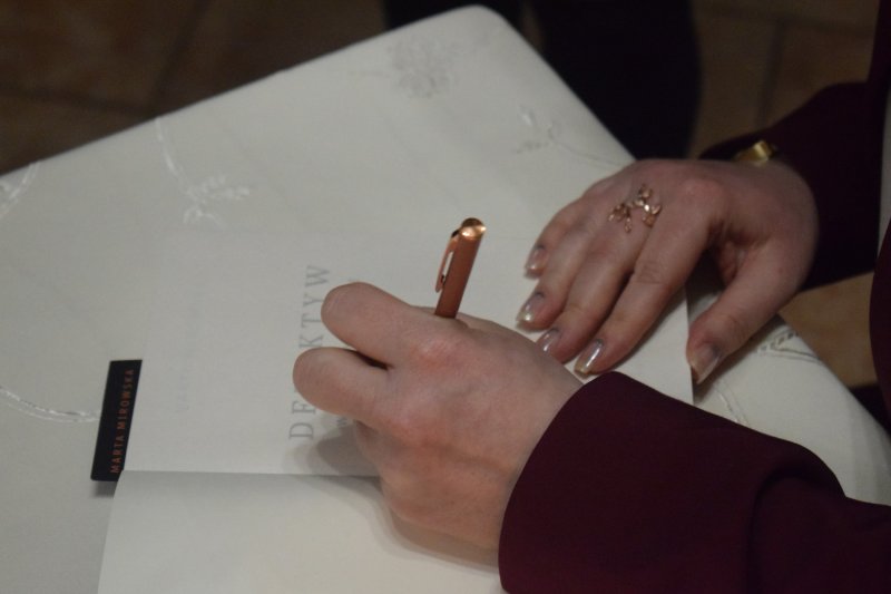 Spotkanie autorskie z Martą Mirowską  - pierwsza dedykacja (fot. PJ)  