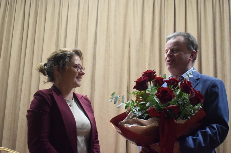 Spotkanie autorskie z Martą Mirowską - kwiaty od burmistrza (fot. PJ)  