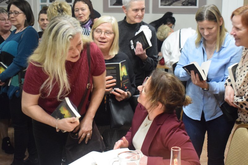 Spotkanie autorskie z Martą Mirowską - następny podpis (fot. PJ)  