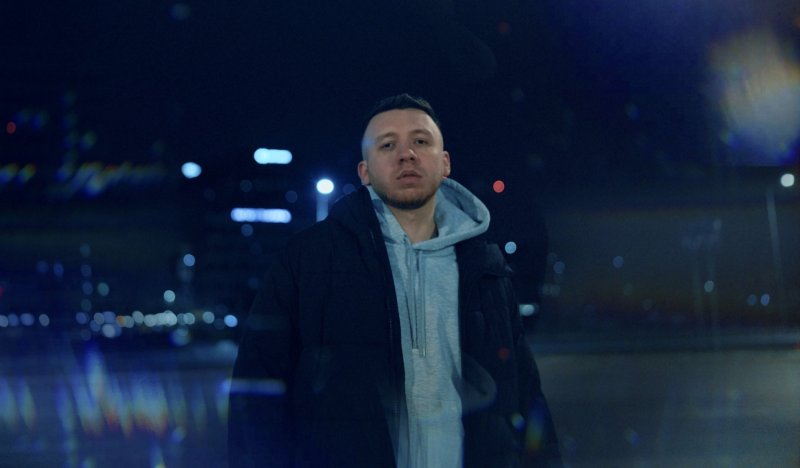 Dareo w teledysku do singla "OVERLOAD" (fot. materiały promocyjne)  