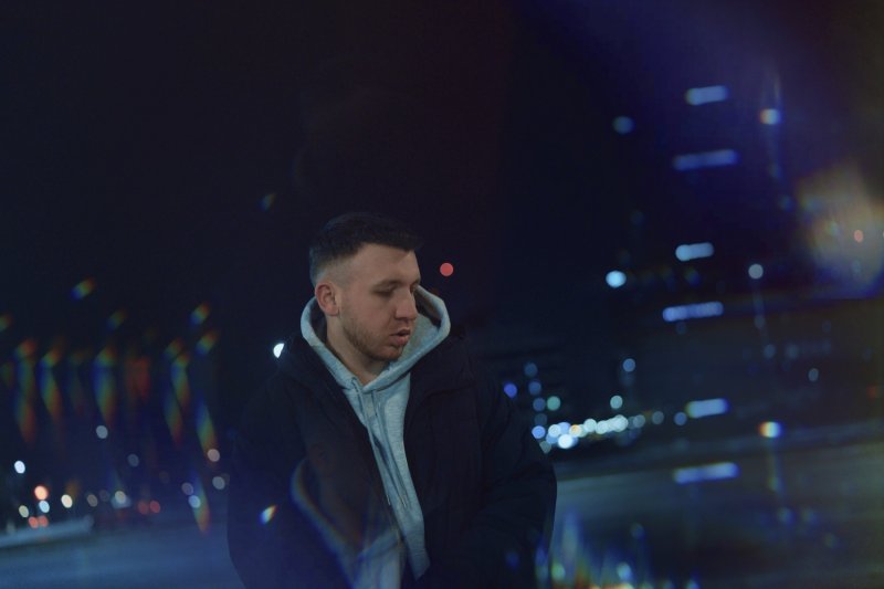 Dareo w teledysku do singla "OVERLOAD" (fot. materiały promocyjne)  