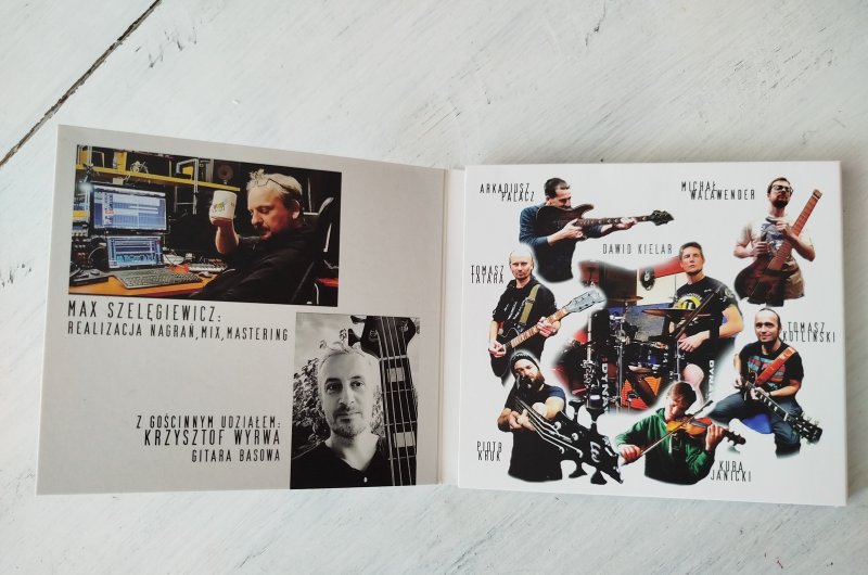 Album w wersji fizycznej (materiały promocyjne)  