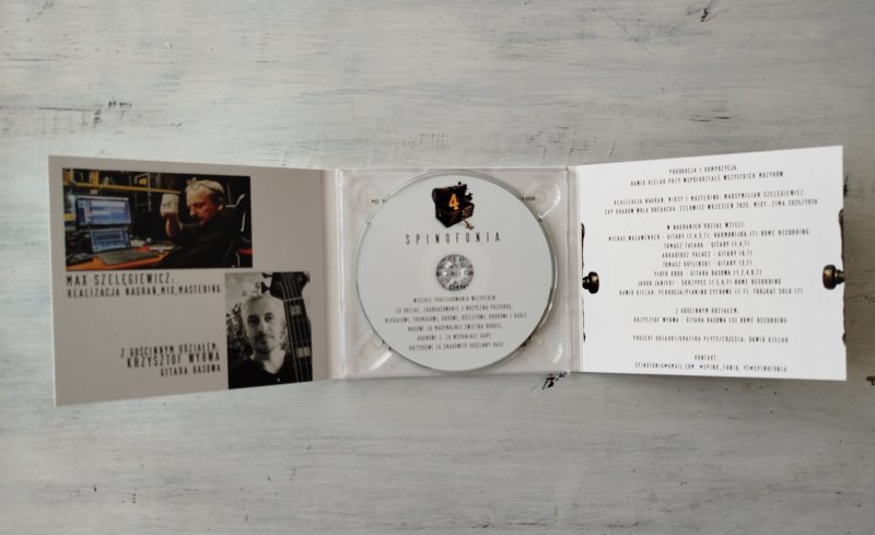 Album w wersji fizycznej (materiały promocyjne)  