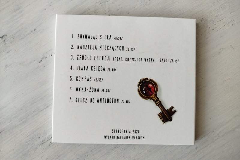 Album w wersji fizycznej (materiały promocyjne)  