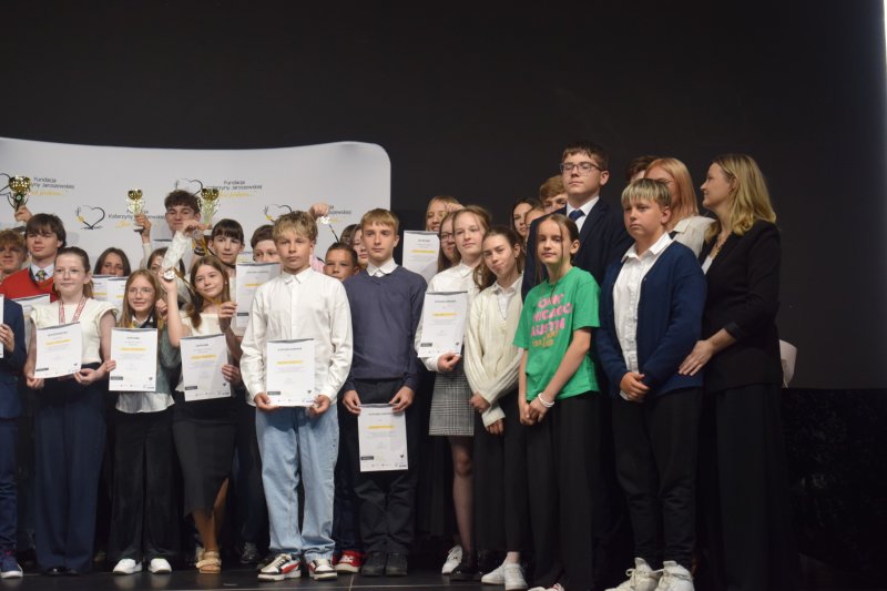 Grupowa fotografia - Finałowa gala III konkursu "Cisza Nienawiści Nigdy hejt! Zawsze heart!" (fot. PJ)  
