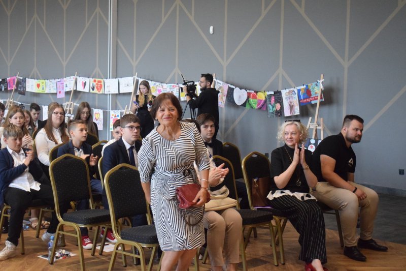 Finałowa gala III konkursu "Cisza Nienawiści Nigdy hejt! Zawsze heart!" - przedstawienie honorowych gości i dziękowanie (fot. PJ)  