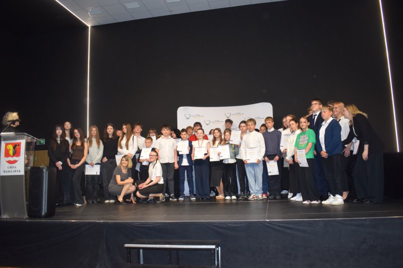 Grupowa fotografia - Finałowa gala III konkursu "Cisza Nienawiści Nigdy hejt! Zawsze heart!" (fot. PJ)  