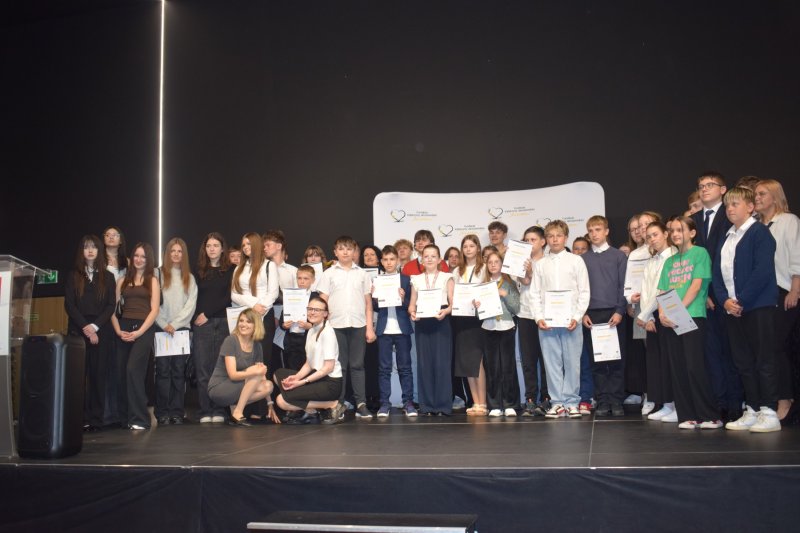 Grupowa fotografia - Finałowa gala III konkursu "Cisza Nienawiści Nigdy hejt! Zawsze heart!" (fot. PJ)  