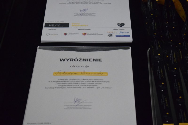 Finałowa gala III konkursu "Cisza Nienawiści Nigdy hejt! Zawsze heart!" - dyplomy (fot. PJ)  