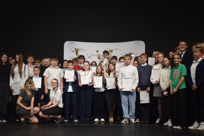 Grupowa fotografia - Finałowa gala III konkursu "Cisza Nienawiści Nigdy hejt! Zawsze heart!" (fot. PJ)  