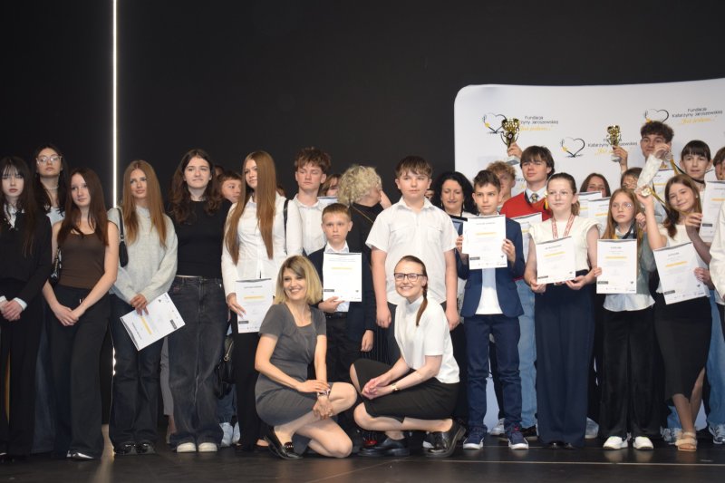 Grupowa fotografia - Finałowa gala III konkursu "Cisza Nienawiści Nigdy hejt! Zawsze heart!" (fot. PJ)  