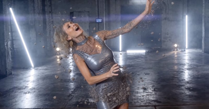 Elia w teledysku do "Gravity Game" (materiały promocyjne)  