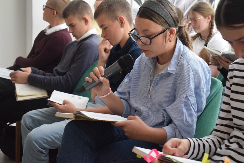 Narodowe Czytanie "Dziadów" w Baruchowie - uczniowie szkoły podstawowej (fot. PJ)  