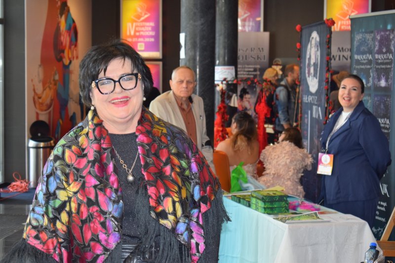 IV Festiwal Książek w Płocku - dzień drugi - Główna  Pani z Płockiego Stowarzyszenia Twórców Kultury (fot. PJ)  