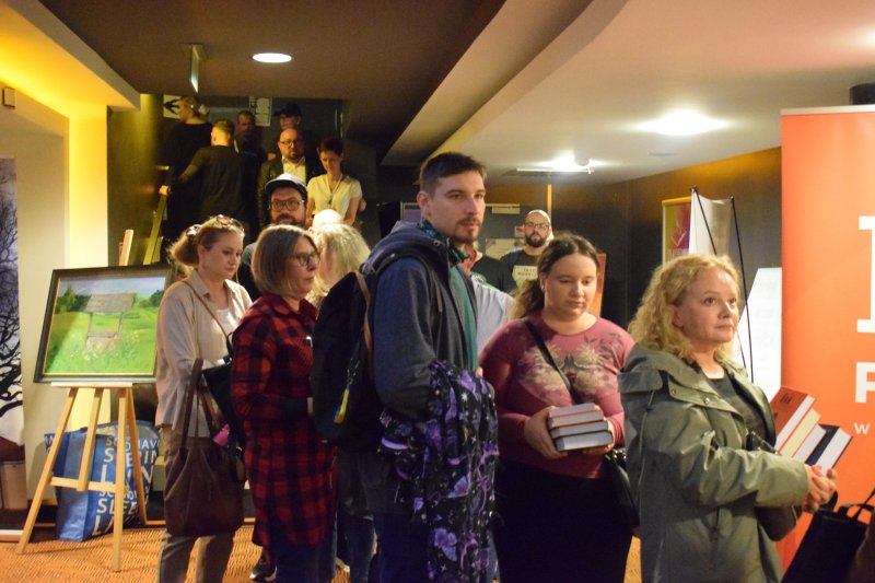 IV Festiwal Książek w Płocku - dzień drugi - kolejka do Radka Raka (fot. PJ)  
