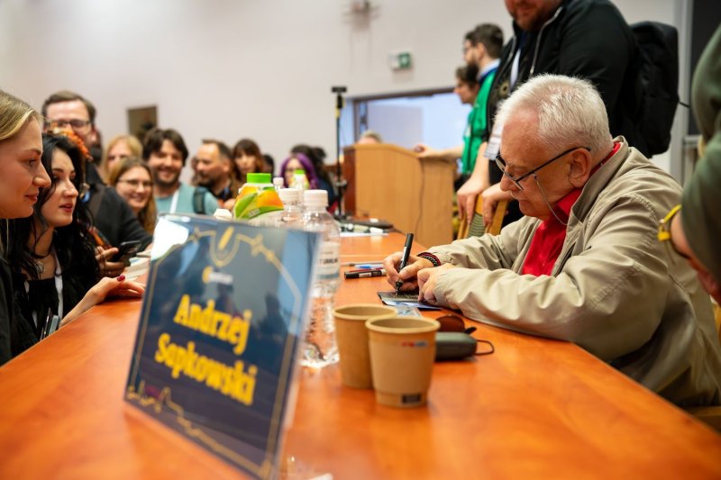 Andrzej Sapkowski podczas dyżuru autografowego (fot. materiały prasowe)  