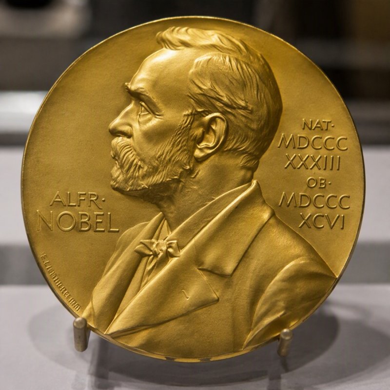 Nagroda Nobla to złoty medal, unikalny dyplom oraz potwierdzenie nagrody finansowej. Tu złoty medal (zdjęcie wygenerowane przez AI)  