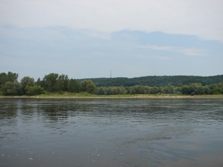 Płynąc w dół rzeką Wisłą po prawej stronie widoczna część Zawiśle we Włocławku  