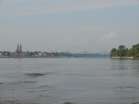 Widok z rzeki Wisły na Włocławek. Widoczna po lewej stronie katedra włocławska oraz most stalowy.  