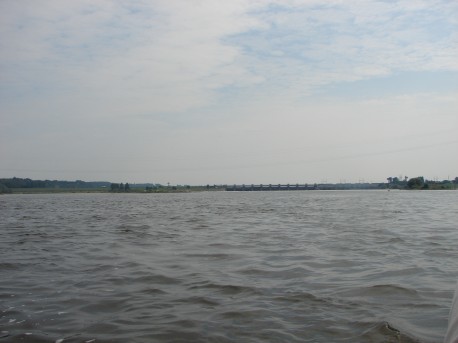 Tama we Włocławku, zdjęcie poniżej zapory wykonane z środka rzeki Wisły.  