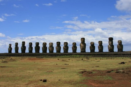 Posągi moai ustawione na platformie  