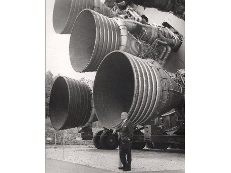 Wernher von Braun - w tle widoczne 5 silników V1 rakiety Saturn 5  